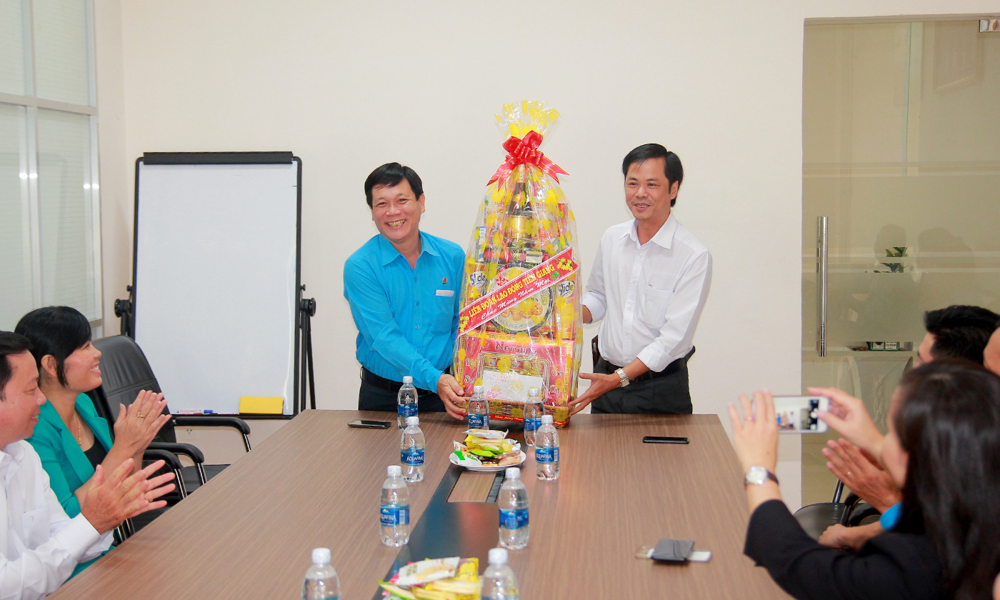 Phó Chủ tịch Thường trực Liên đoàn Lao động tỉnh Tiền Giang Lê Minh Hùng chúc Tết Công ty TNHH May Công Tiến