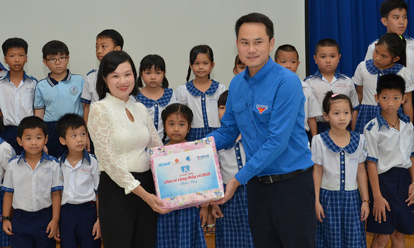 Cô Hạnh nhận quà  tại Chương trình “Chia sẻ cùng  thầy cô” năm 2018.  Ảnh: PC 