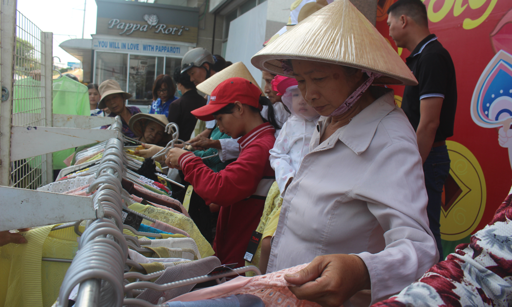Siêu thị Co.opmart Mỹ Tho tặng 1.000 chiếc quần áo mới cho người có hoàn cảnh khó khăn.