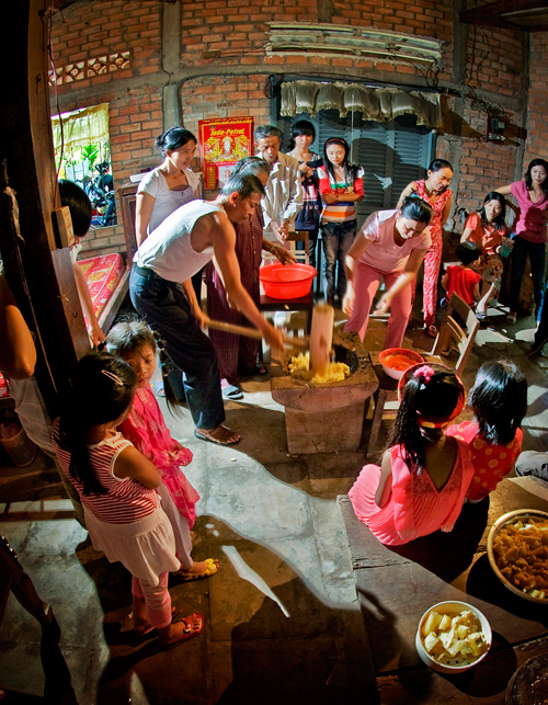 Quết bánh phồng.  	Ảnh: DUY BẰNG