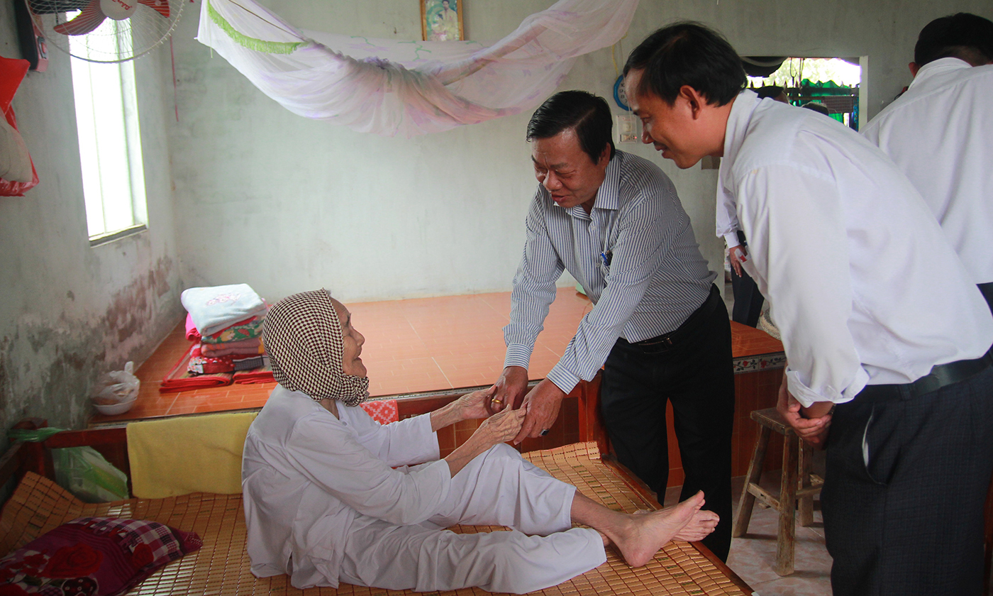 Đồng chí Nguyễn Ngọc Trầm thăm hỏi Mẹ Việt Nam Anh hùng Dương Thị Năm (xã Phú Tân, huyện Tân Phú Đông).