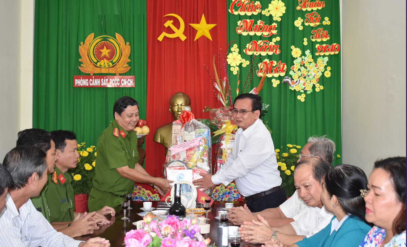Đồng chí Võ Văn Bình thăm hỏi, chúc tết Phòng Cảnh sát Phòng cháy chữa cháy (PCCC) và cứu nạn cứu hộ (CNCH) tỉnh Tiền Giang