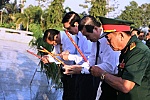 Dâng hương viếng Nghĩa trang Liệt sĩ tỉnh