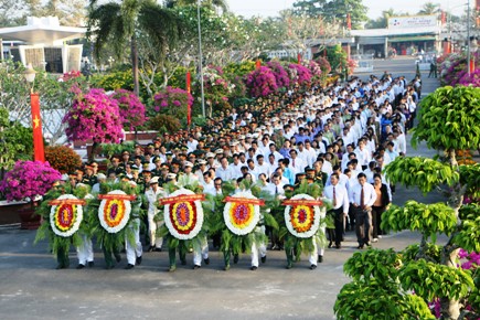 Lãnh đạo Tỉnh ủy, HĐND, UBND, Ủy ban MTTQ Việt Nam tỉnh Tiền Giang viếng nghĩa trang liệt sĩ tỉnh