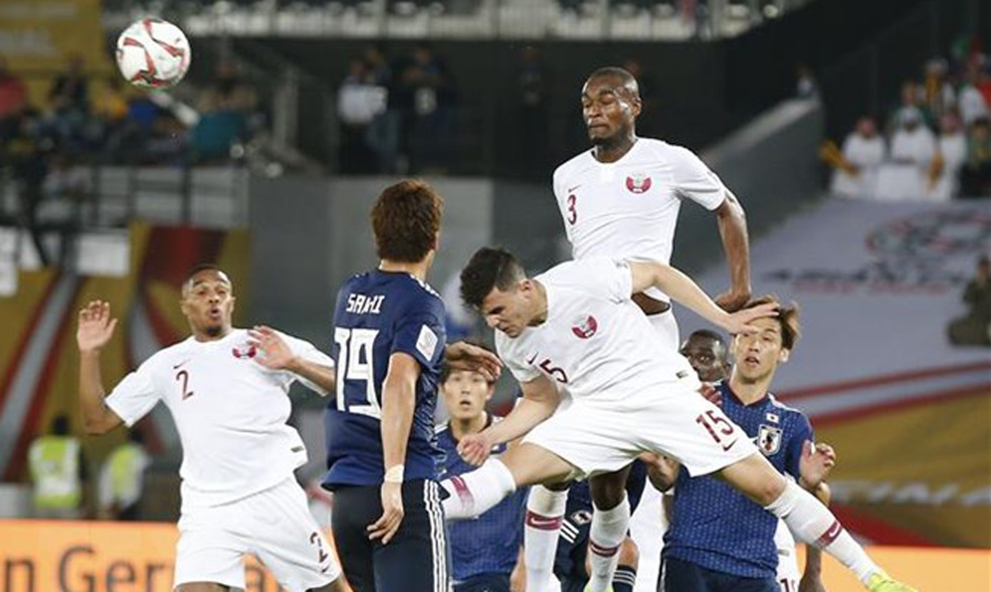Pha đánh đầu của cầu thủ Qatar Bassam Al Rawi (phải, phía trước) trong trận chung kết Asian Cup 2019 giữa Qatar và Nhật Bản, diễn ra ở Abu Dhabi, UAE, ngày 1/2/2019. (Ảnh: THX/TTXVN)
