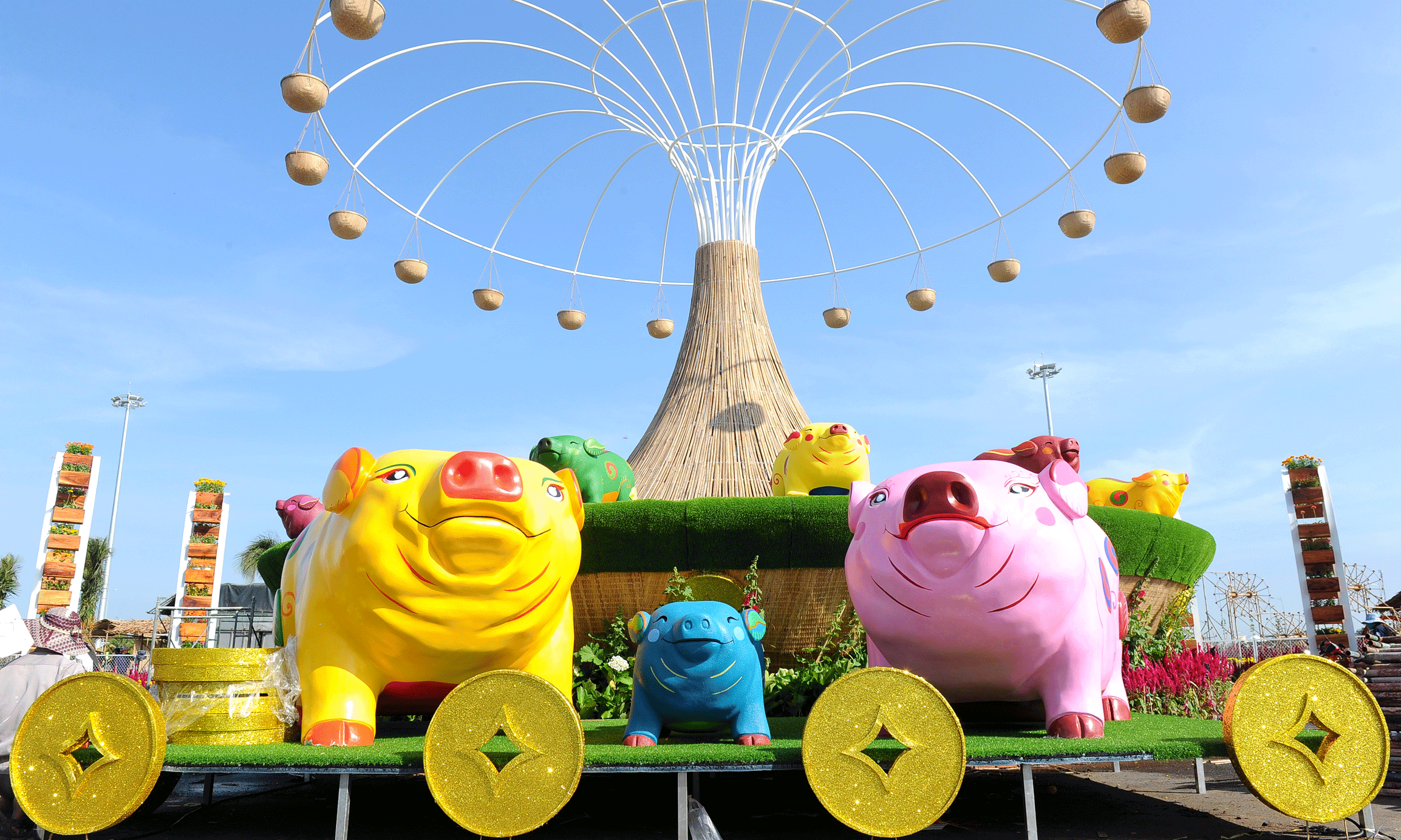 Gia đình chú heo ở Đường hoa Xuân Kỷ Hợi 2019 - TP. Mỹ Tho. Ảnh: DS