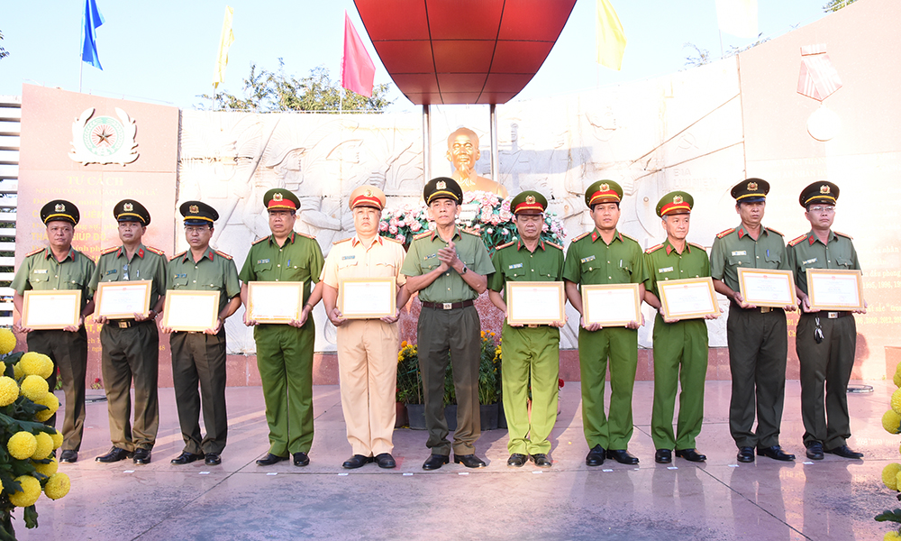 Khen thưởng các tập thể đạt thành tích.