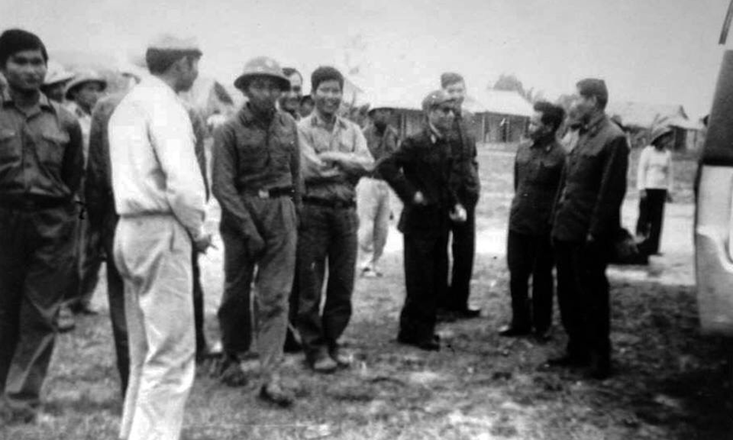 Đoàn đại biểu Quốc hội đơn vị tỉnh Tiền Giang đến thăm cán bộ, chiến sĩ Tiểu đoàn Ấp Bắc 2 tại tỉnh Bắc Thái (nay là tỉnh Bắc Kạn và Thái Nguyên).                                                                                                       Ảnh: TƯ LIỆU