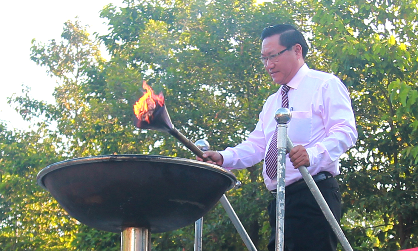 Đồng chí Trần Thanh Liêm thắp ngọn đuốc truyền thống.