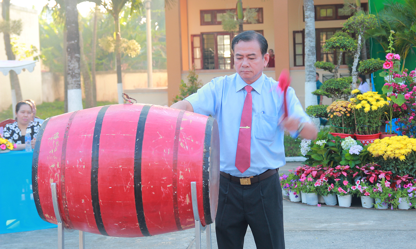 Đồng chí Nguyễn Hoàng Đảm nổi ba hồi trống mở Hội giao quân.