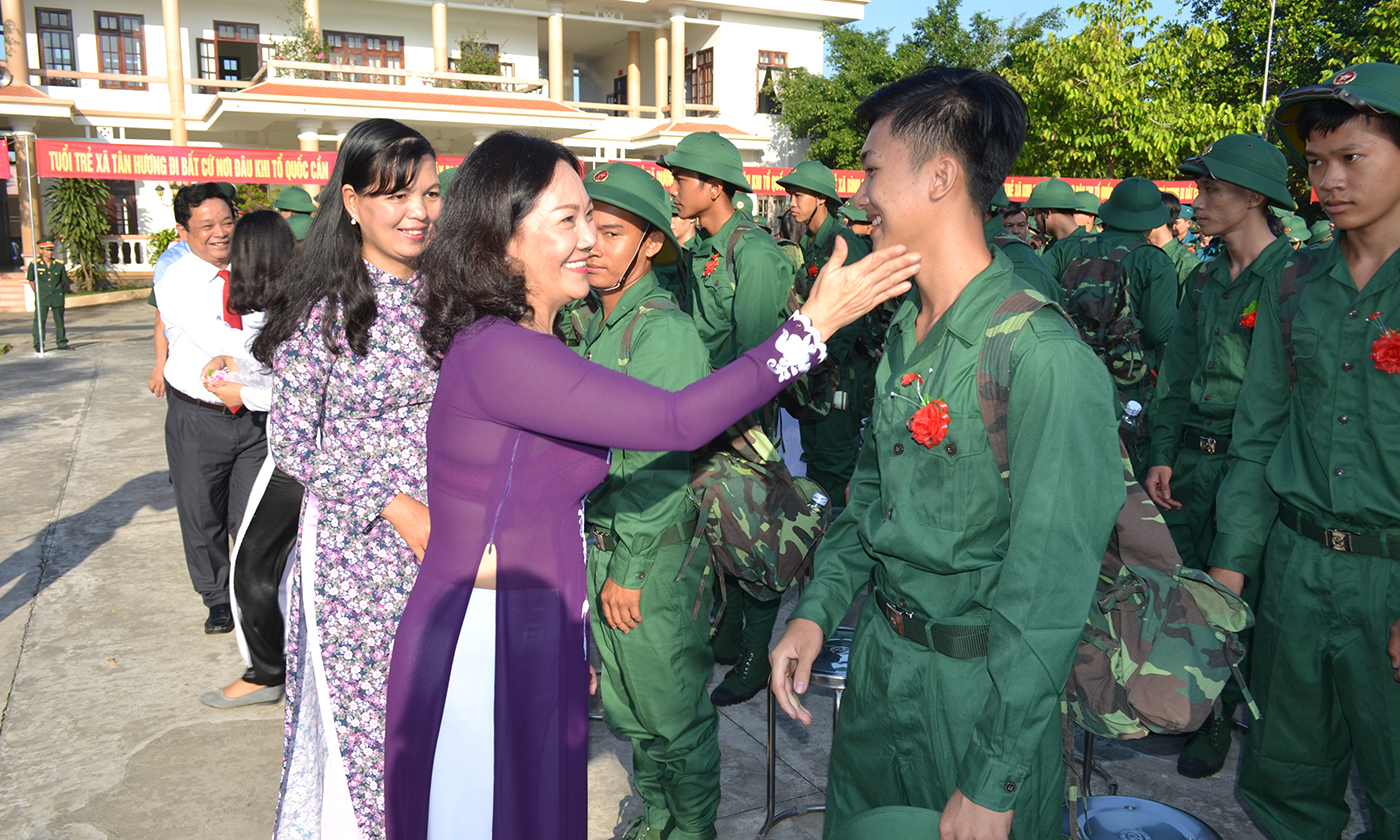 Ủy viên Ban Thường vụ, Phó Chủ tịch HĐND tỉnh Nguyễn Thị Sáng tiễn chúc mừng các tân binh