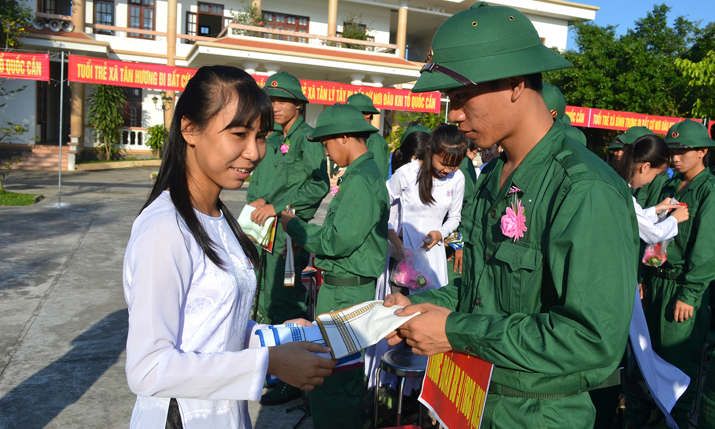 Học sinh trường THPT Vĩnh Kim tặng khăn tay cho các tân binh tại buổi lễ
