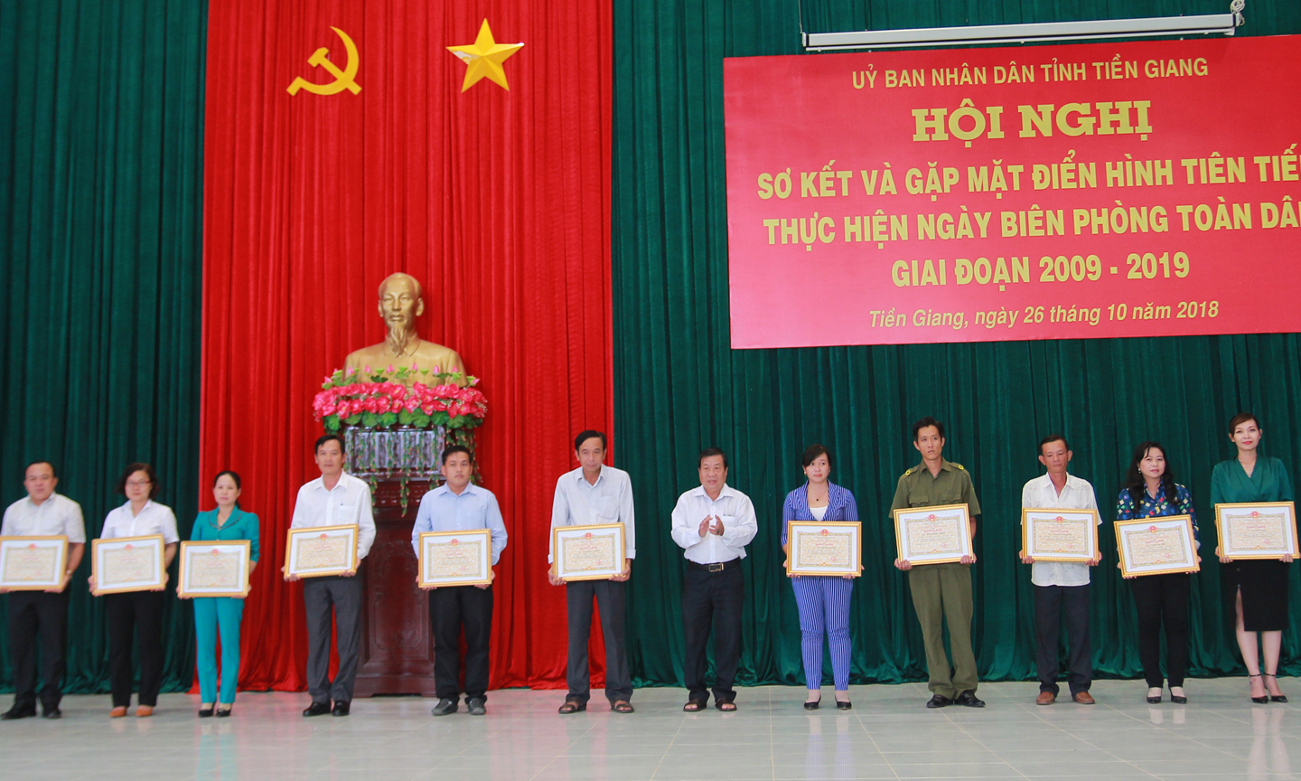 Trao thưởng cho các cá nhân có nhiều đóng góp cho sự nghiệp biên phòng. 