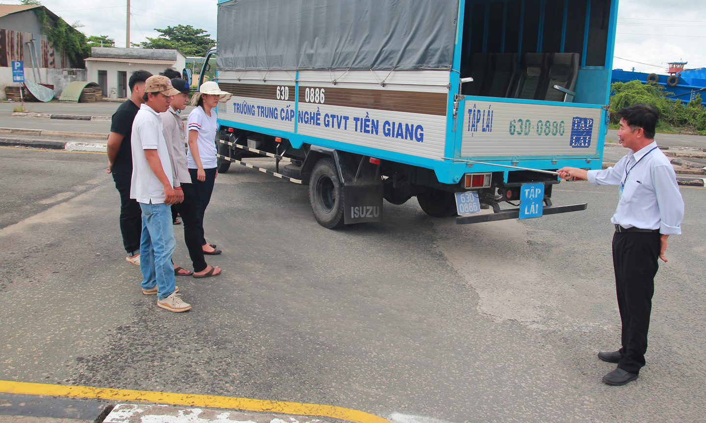 Một tiết học thực hành lái  xe hạng C tại Trường Trung cấp Nghề GT-VT  tỉnh Tiền Giang.