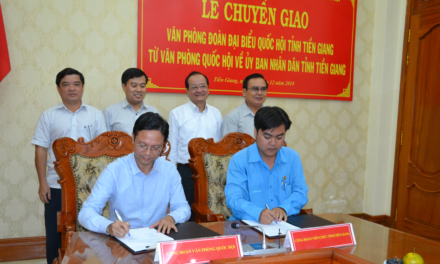 Lễ chuyển giao Văn phòng Đoàn đại biểu Quốc hội tỉnh Tiền Giang từ Quốc hội về  UBND tỉnh Tiền Giang.                                                                                                                                      Ảnh: THU HOÀI