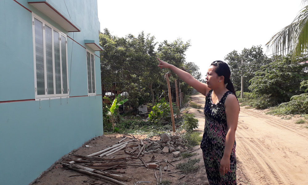 Chị Thanh chỉ vết nứt trên tường.