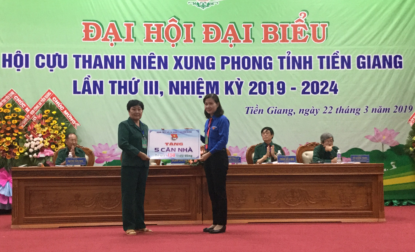 Tỉnh đoàn trao bằng tượng trưng tăng 5 căn nhà