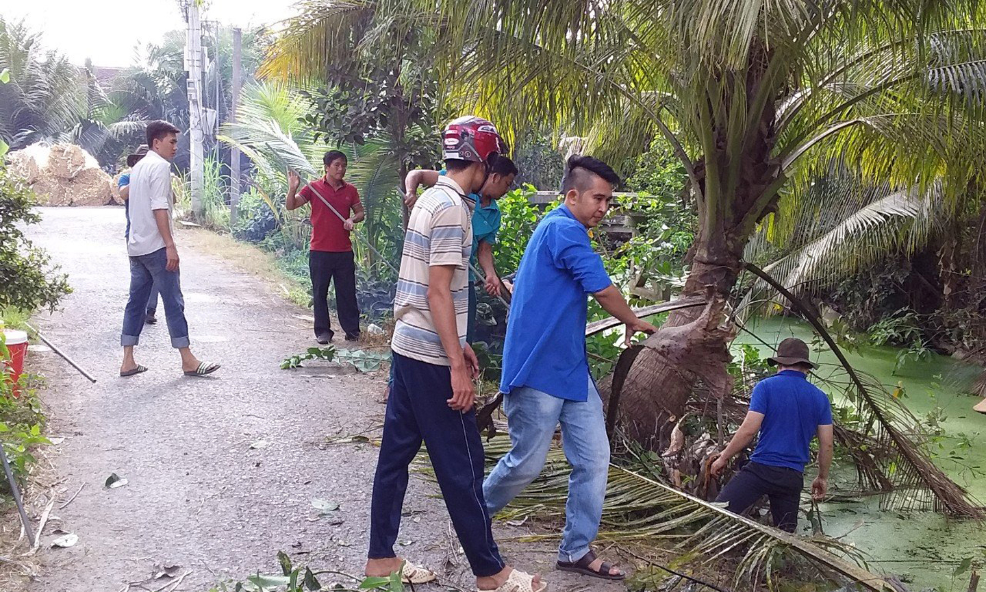 Xã đoàn Tân Hương ra quân trục vớt lục bình và chướng ngại vật lòng kinh.