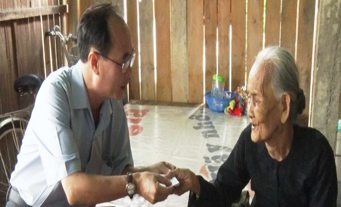 Bí thư Thị ủy Cai Lậy Trần Kim Trát thăm gia đình chính sách.
