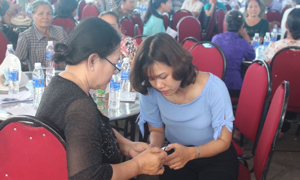 Kết thúc buổi gặp gỡ, một cán bộ nhanh chóng tìm đến người dân để hướng dẫn giải quyết kiến nghị.