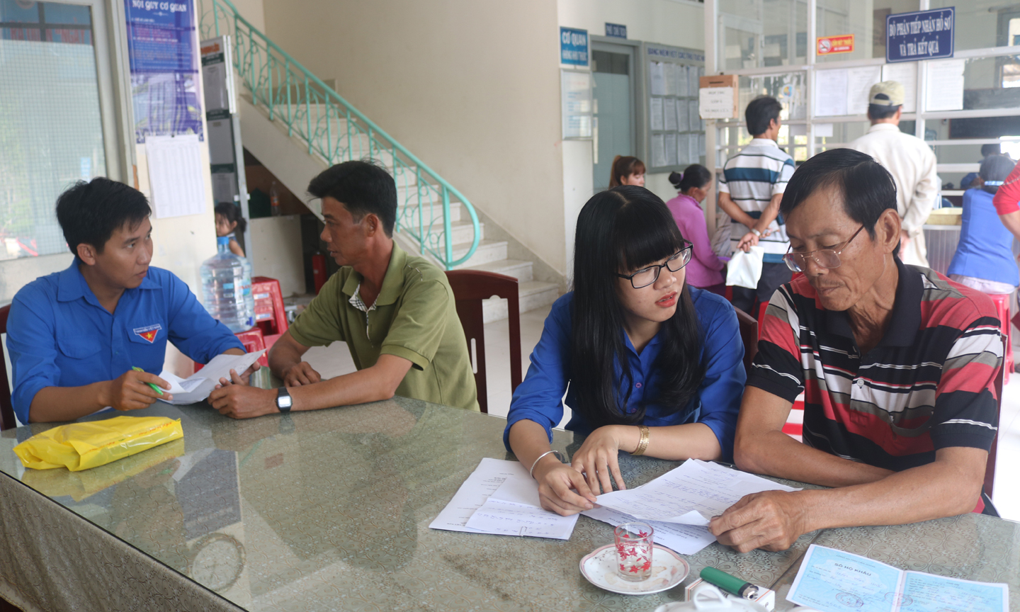 Đoàn viên xã Thạnh Lộc (huyện Cai Lậy) hỗ trợ người dân giải quyết thủ tục hành chính trong Ngày thứ bảy tình nguyện. Ảnh: CAO THẮNG