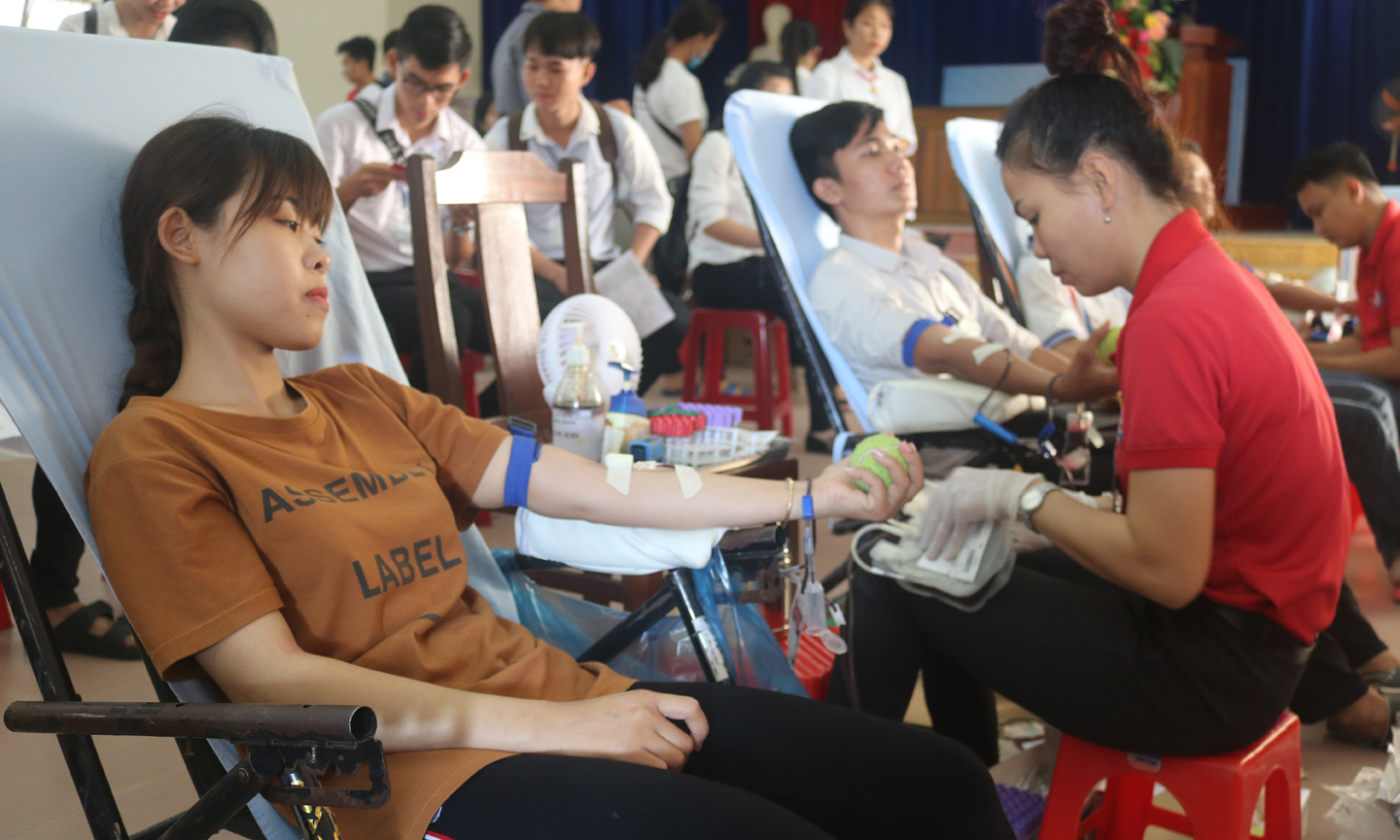 Sinh viên Trường Đại học Tiền Giang tham gia hiến máu tình nguyện trong Ngày hội Xuân Hồng 2019. Ảnh: PHAN THẮNG