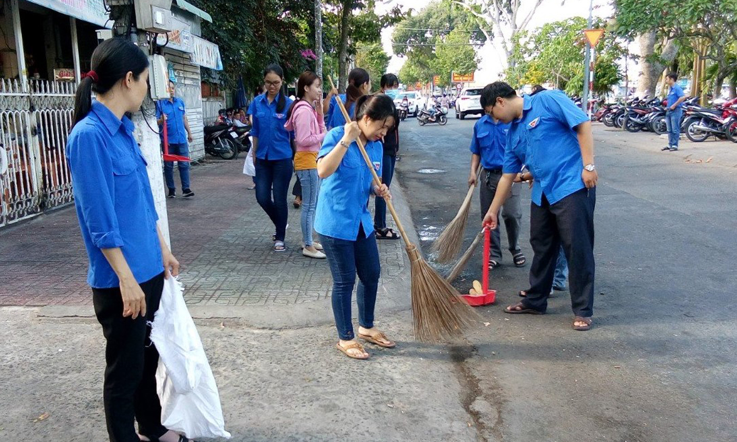 Chi đoàn Sở Công thương, Sở Giao thông - Vận tải phối hợp ra quân quét dọn vệ sinh đường phố trên địa bàn TP. Mỹ Tho. Ảnh: XUÂN PHÚC