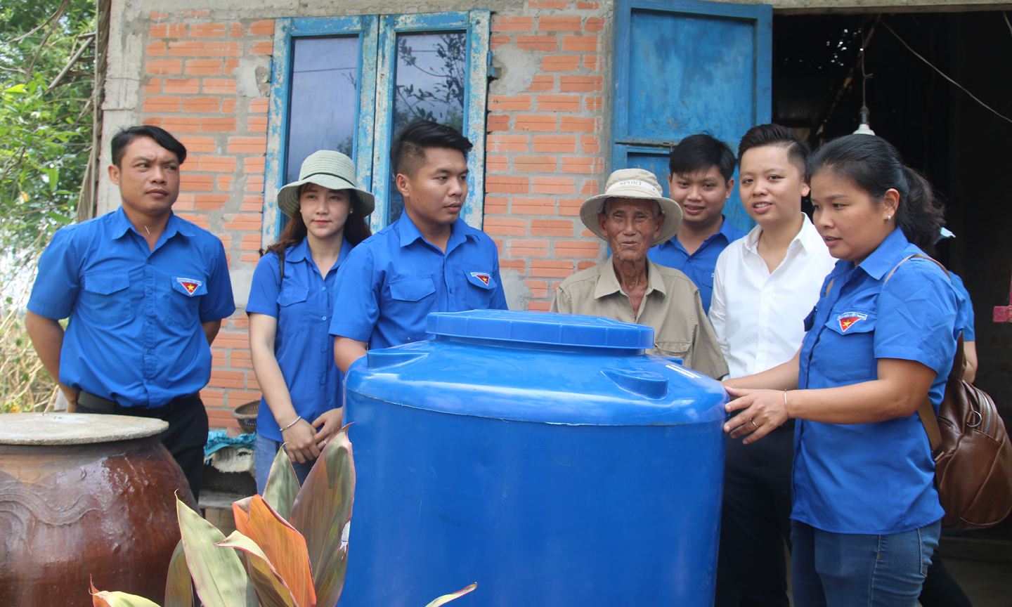 Thực hiện Chương trình Tháng Thanh niên năm 2019, Chi đoàn Báo Ấp Bắc thực hiện công trình thanh niên vận động tặng 4 bồn chứa nước sạch cho người dân có hoàn cảnh khó khăn ở xã Tân Hòa Đông (huyện Tân Phước). Ảnh: CAO THẮNG