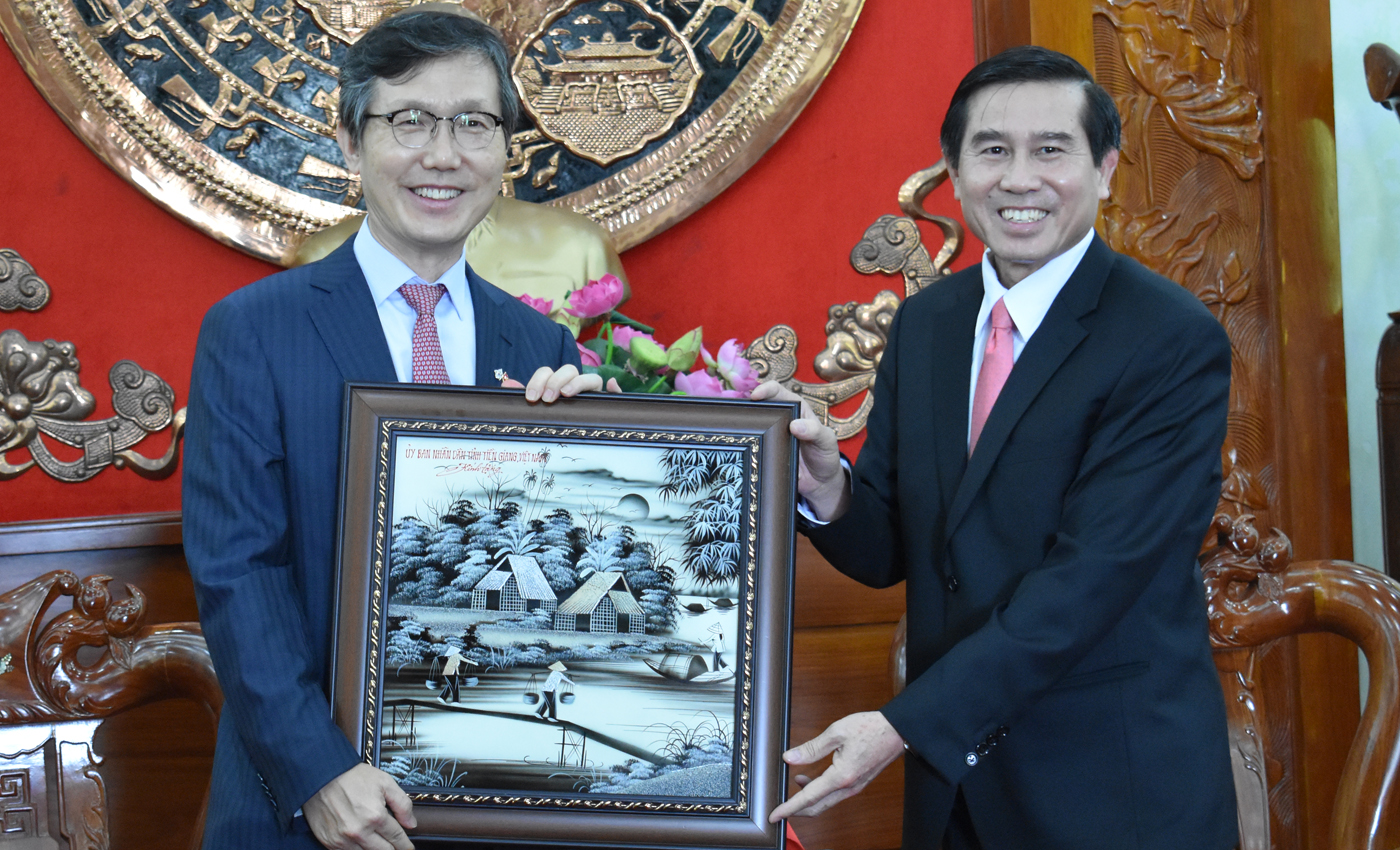 Chủ tịch UBND tỉnh Lê Văn Hưởng tặng quà lưu niệm cho Tổng lãnh sự Hàn Quốc