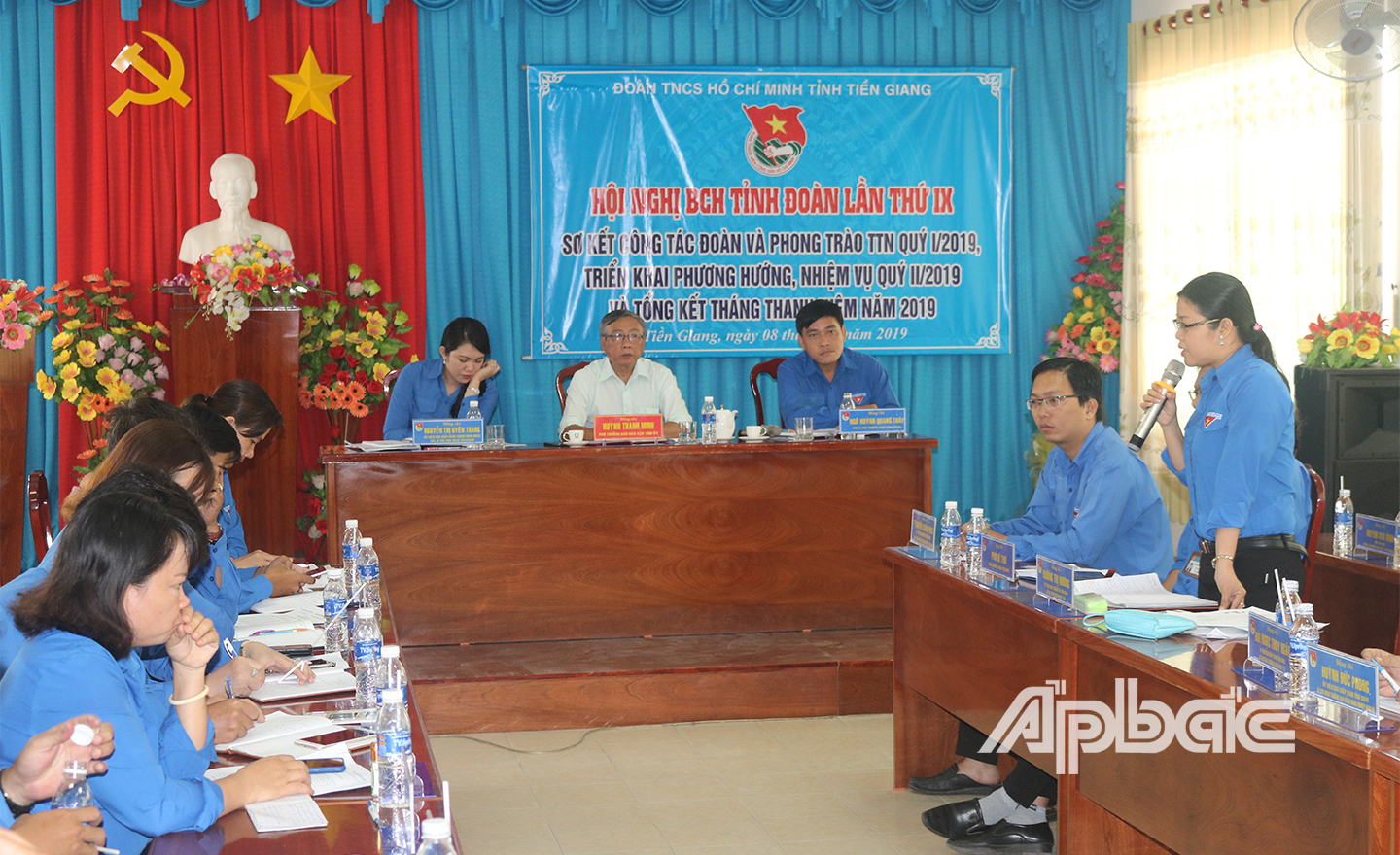 Các đại biểu làm việc tại Hội nghị.