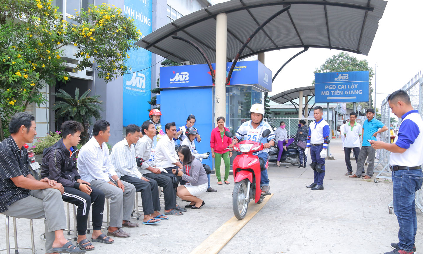 Khách hàng tham gia tập huấn lái xe an toàn.