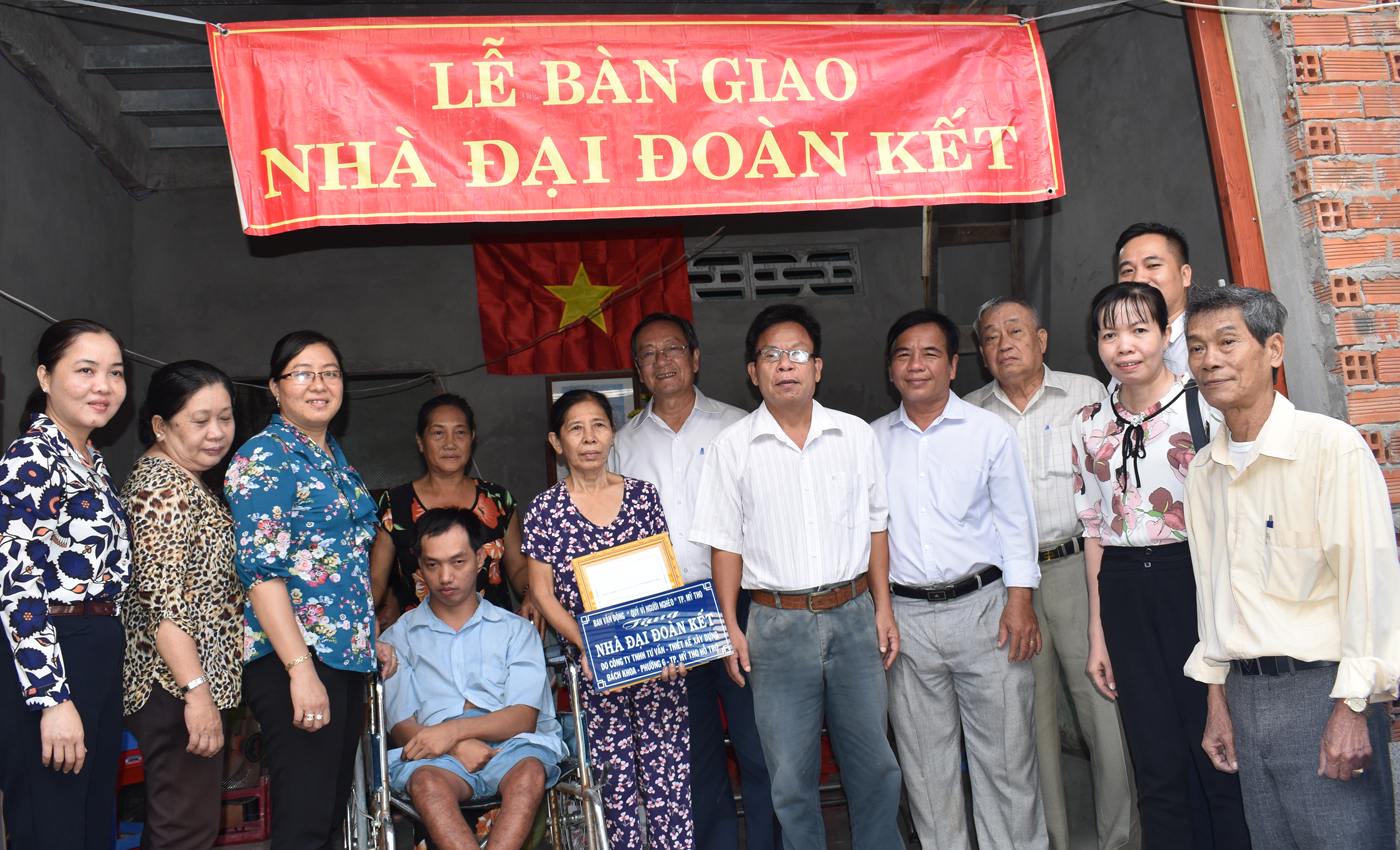 Trao nhà đại đoàn kết cho gia đình ông Nguyễn Văn Trung, phường 4