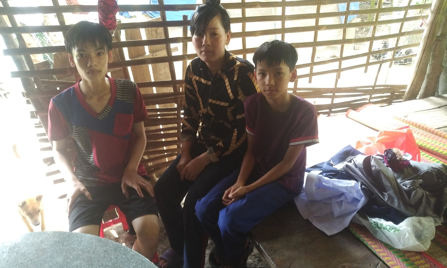 Ba đi làm từ sáng sớm tới tối mịt mới về, nên lúc nào cũng chỉ có 3 mẹ con ở nhà.