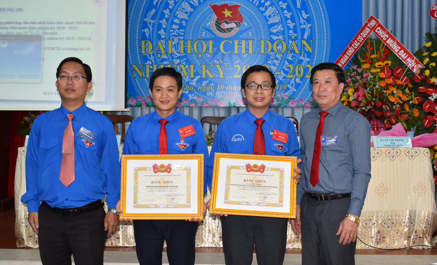 Tập thể Chi đoàn và cá nhân Ngân hàng Nhà nước tỉnh nhận bằng khen của Trung ương Đoàn