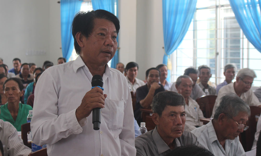 Người dân xã Hiệp Đức phát biểu ý kiến.