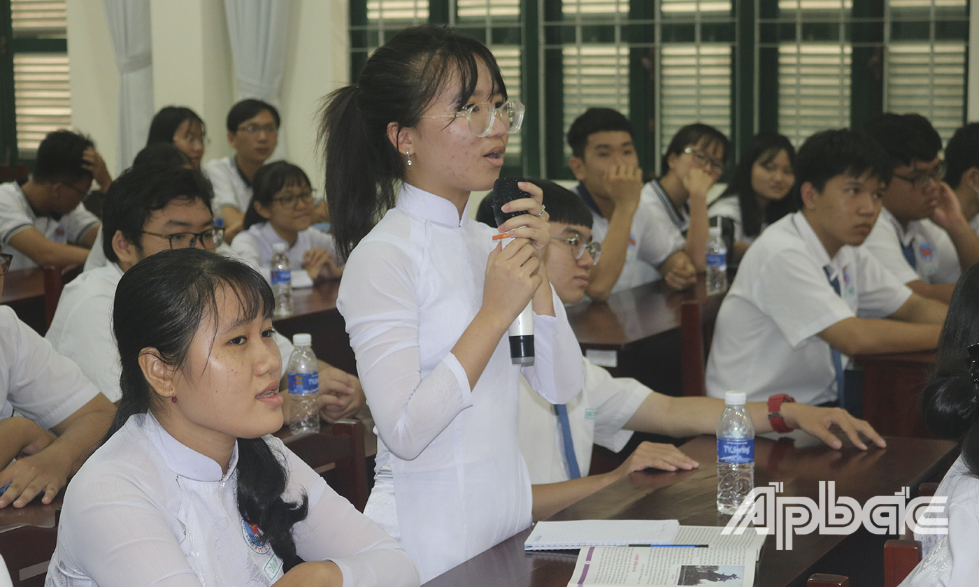 Các em học sinh đặt câu hỏi giao lưu với các đại biểu.