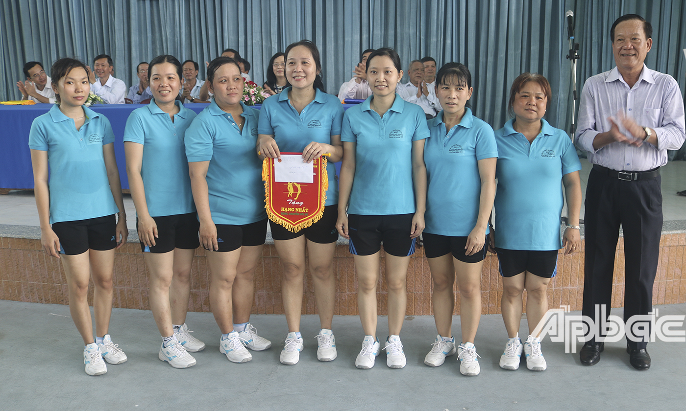Chi Cục Thuế huyện Cái Bè đoạt giải Nhất môn bóng chuyền hơi.