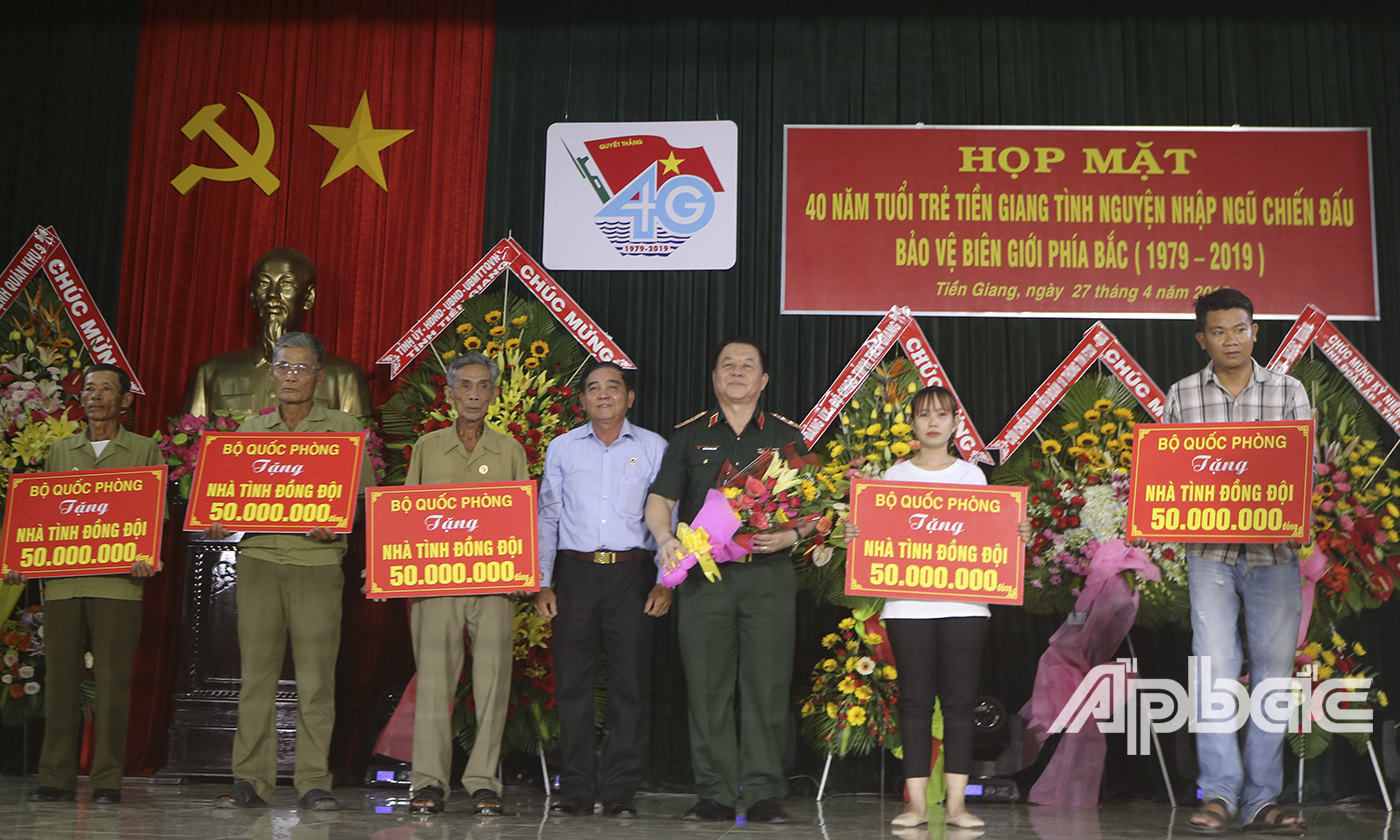 Thượng tướng Nguyễn Trọng Nghĩa trao bảng tượng trưng tặng nhà 