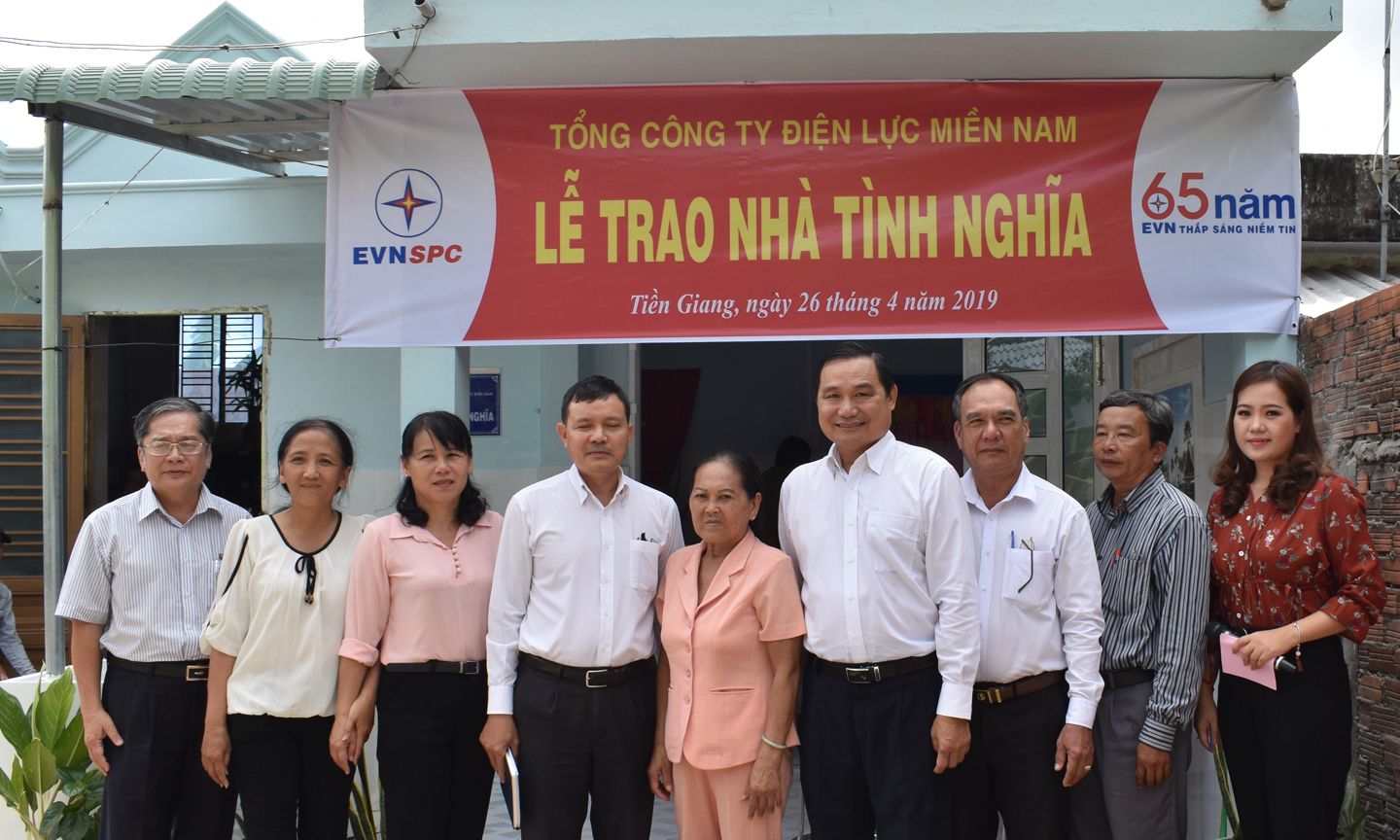Trao nhà tình nghĩa cho gia đình bà Lê Thị Kim Hoàng.