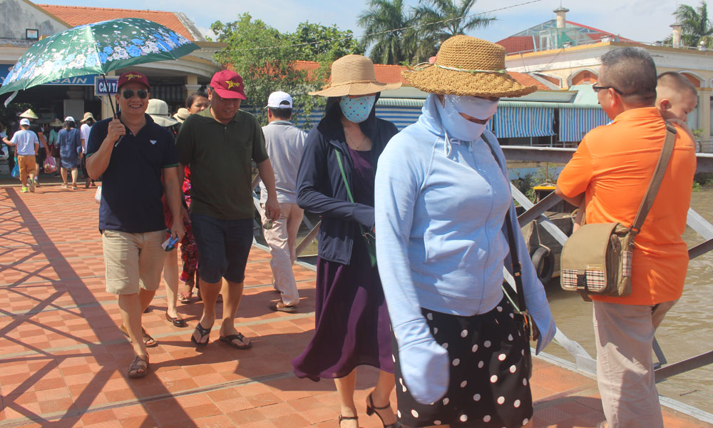 Du khách xuống cầu tàu Bến tàu thủy du lịch Mỹ Tho để di chuyển đến cù lao Thới Sơn (TP. Mỹ Tho).