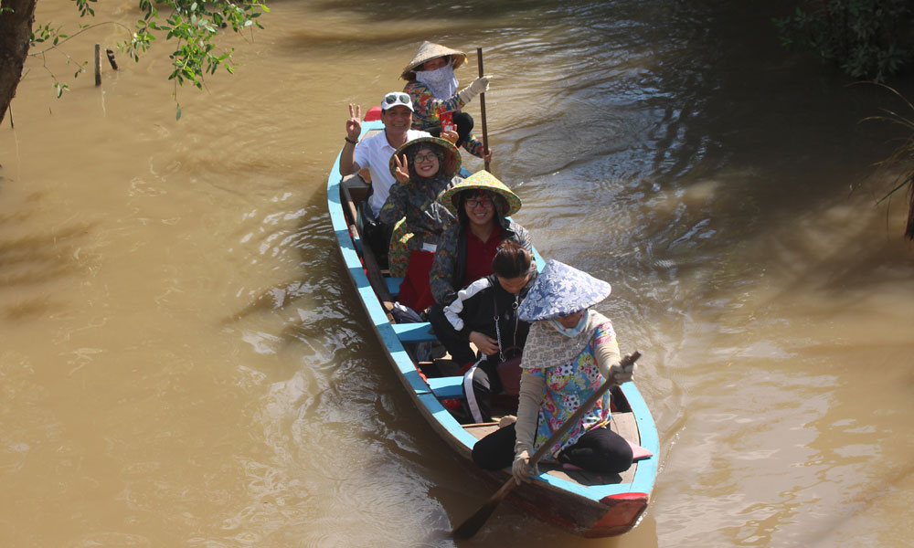 Du khách thích thú khi được di chuyển bằng đò chèo.