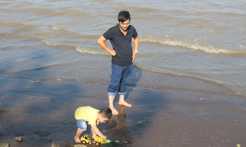 Trẻ con khám phá biển Tân Thành.