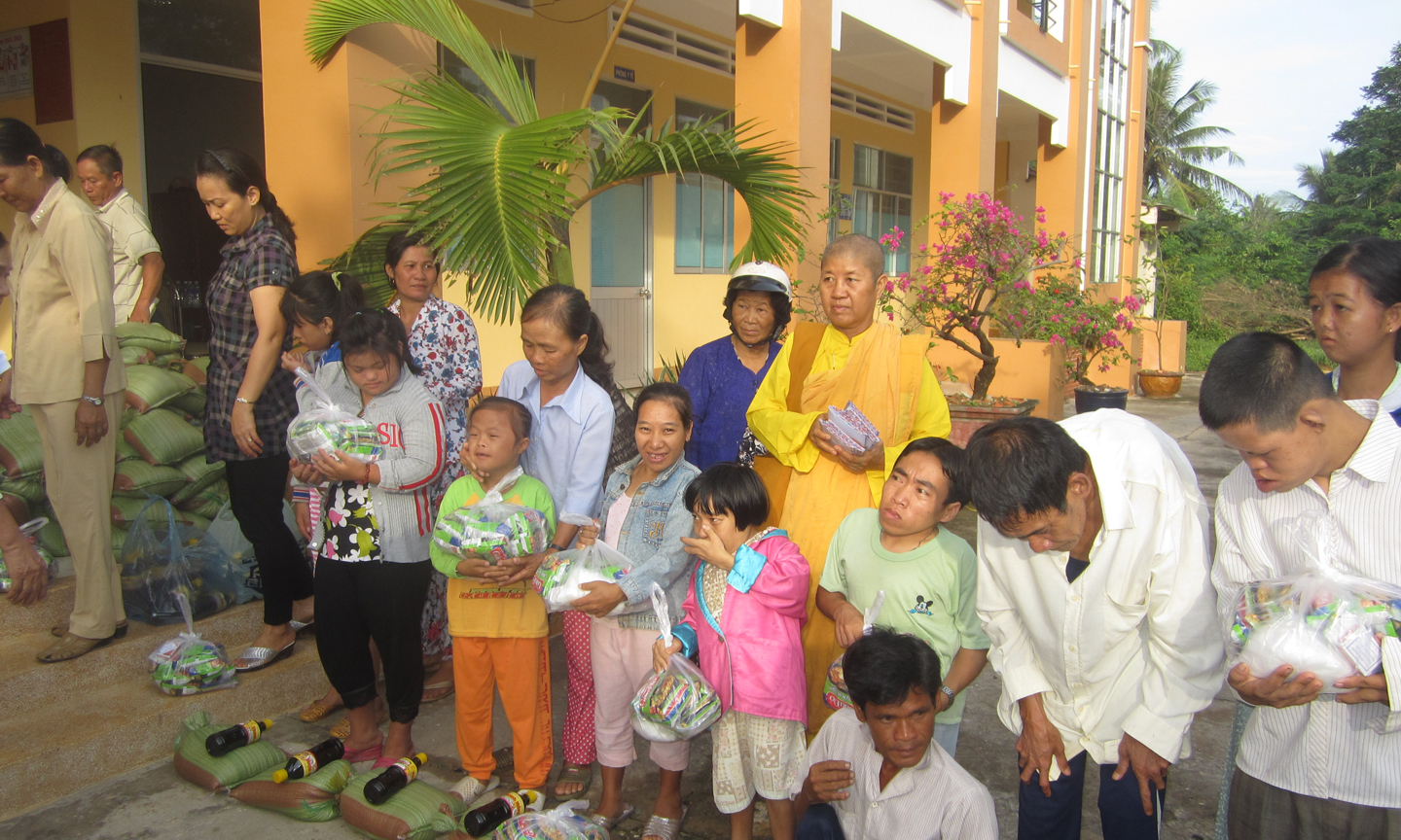 Hội Nạn nhân CĐDC huyện Gò Công Đông tặng quà cho nạn nhân CĐDC  trên địa bàn huyện.