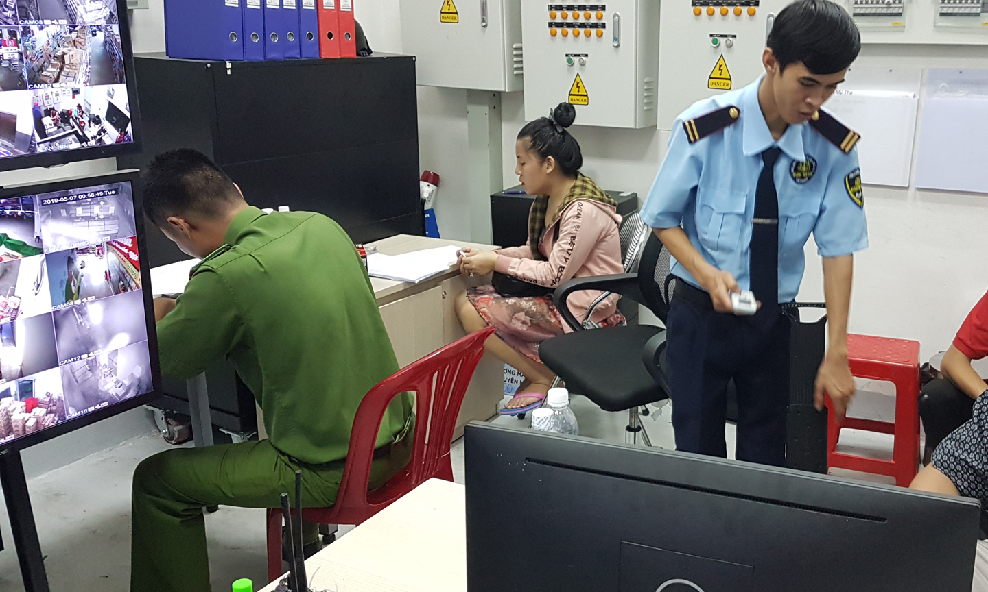 Châu Hải M (áo hồng) bị lập biên bản quả tang tại Siêu thị Big C Go