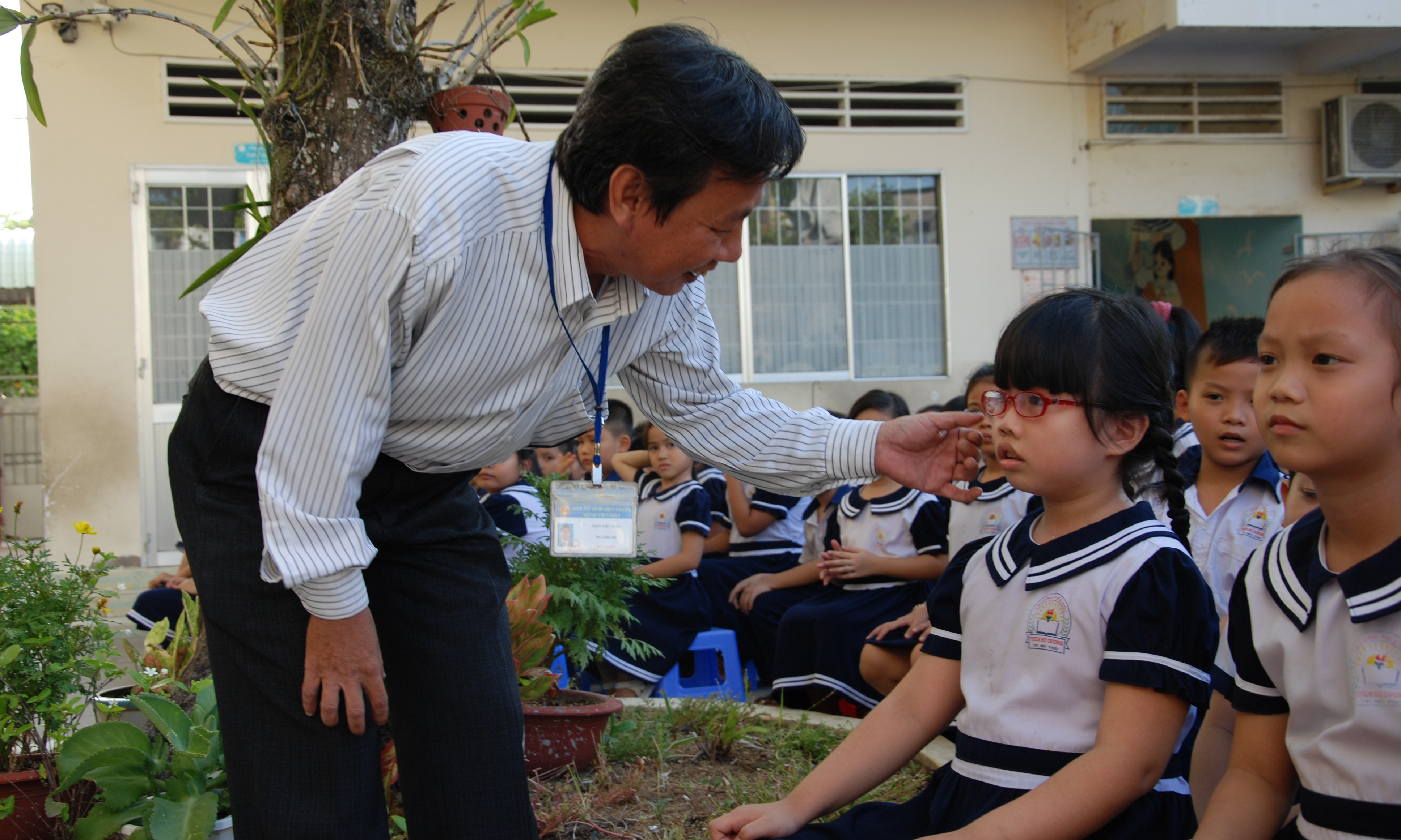 Bác sĩ Nguyễn Việt Tuấn hướng dẫn cách bảo vệ mắt cho học sinh. 