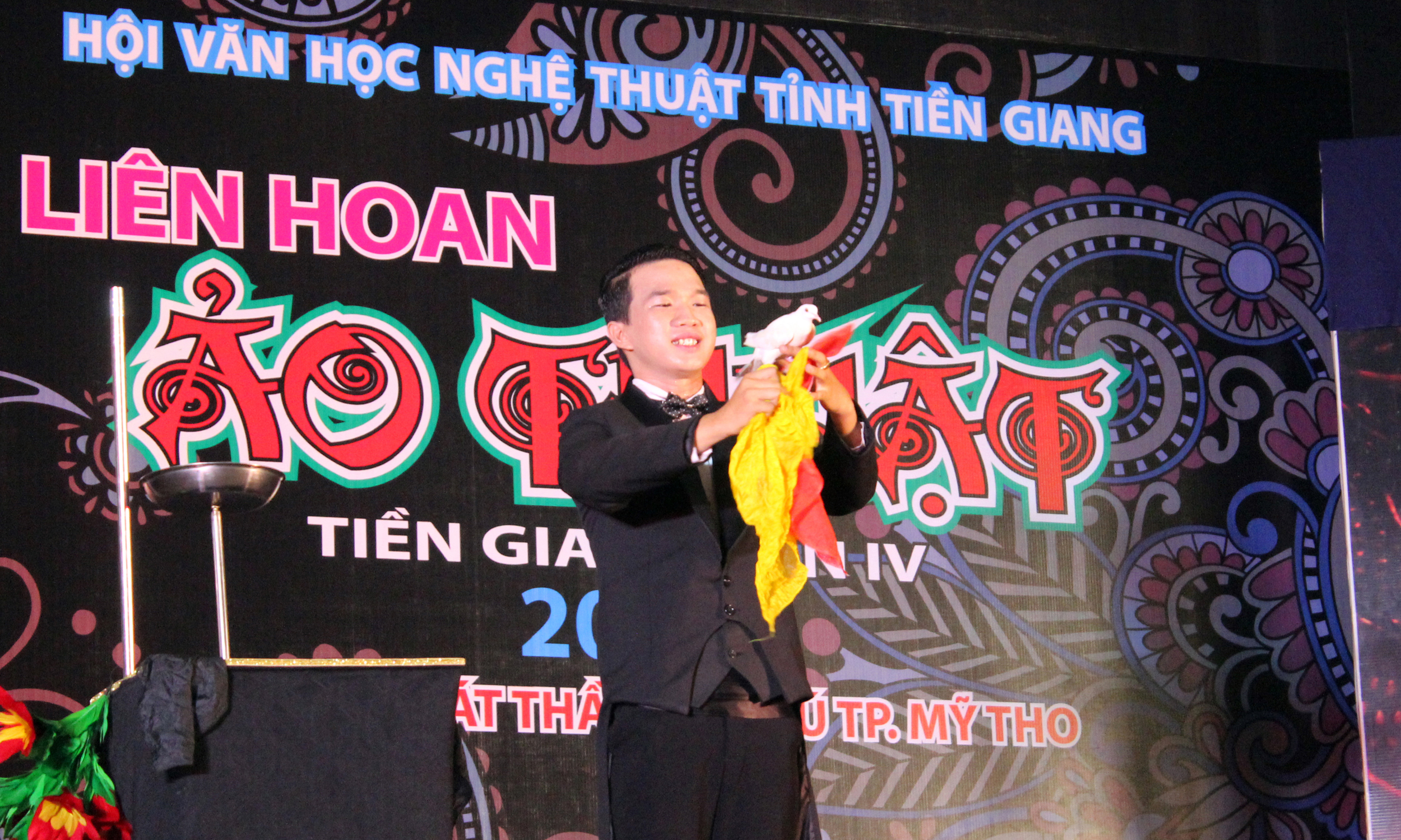 Thí sinh biểu diễn tiết mục dự thi tại Liên hoan Ảo thuật Tiền Giang lần thứ 4-2018.                           Ảnh: TRỌNG NGHĨA