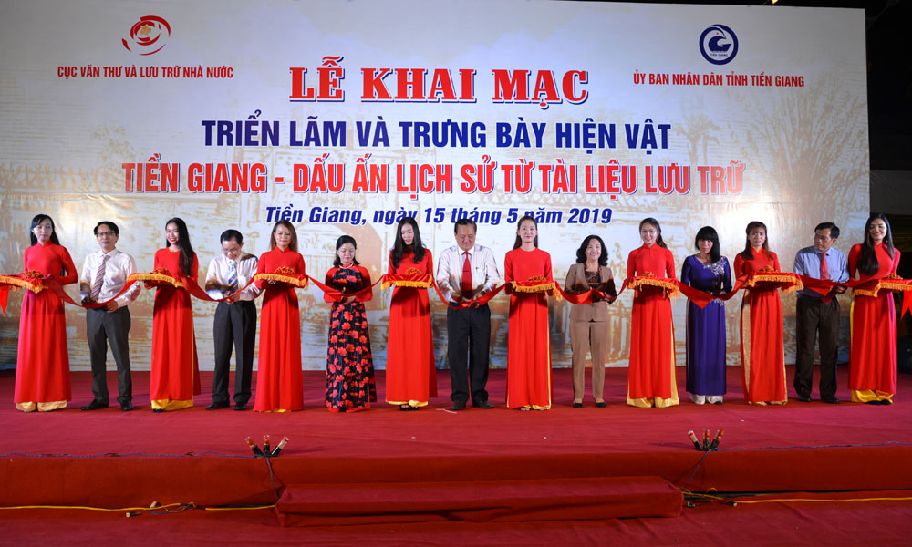 Nghi thức cắt băng khai mạc triển lãm.