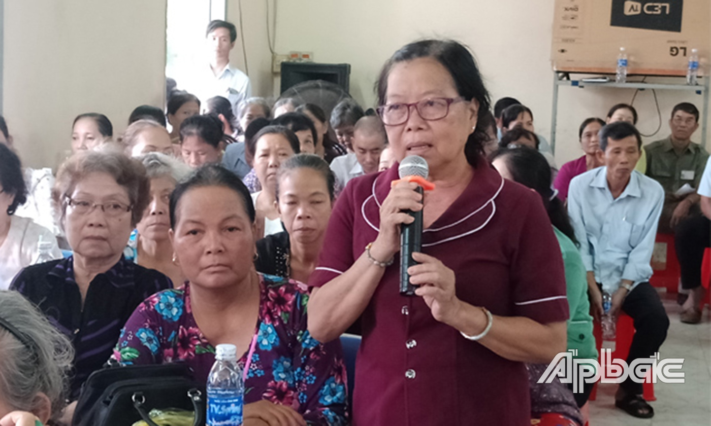 Người dân phường Nhị Mỹ phát biểu ý kiến.