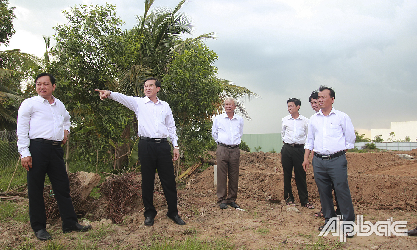 Đồng chí Lê Văn Hưởng đến khảo sát hạ tầng giao thông Khu tái định cư nằm trong KCN Tân Hương. 