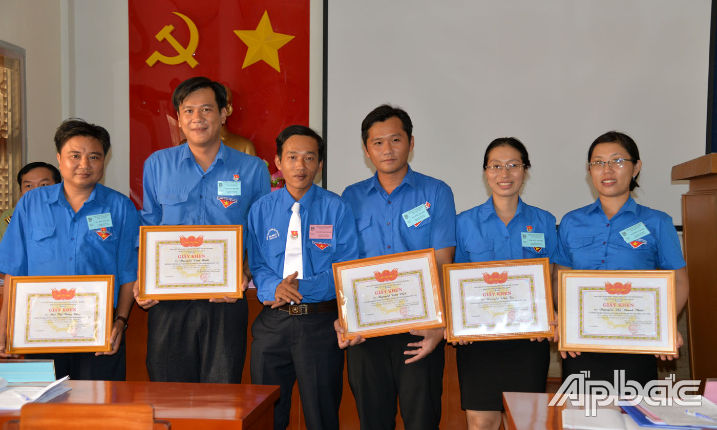 BTV Đoàn khối các cơ quan khen thưởng tập thể, cá nhân có thành tích trong nhiệm kỳ qua